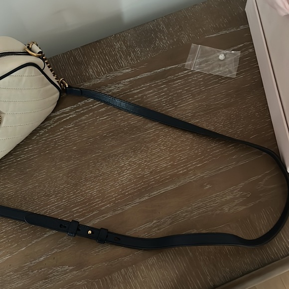 Gucci small GG marmont bag in white and navy - Picture 2 of 4